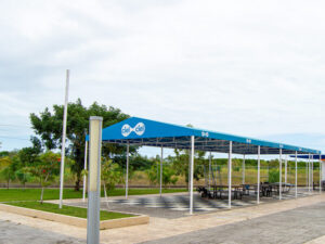 Bancas techadas en patio de instalaciones Cumbres Veracruz