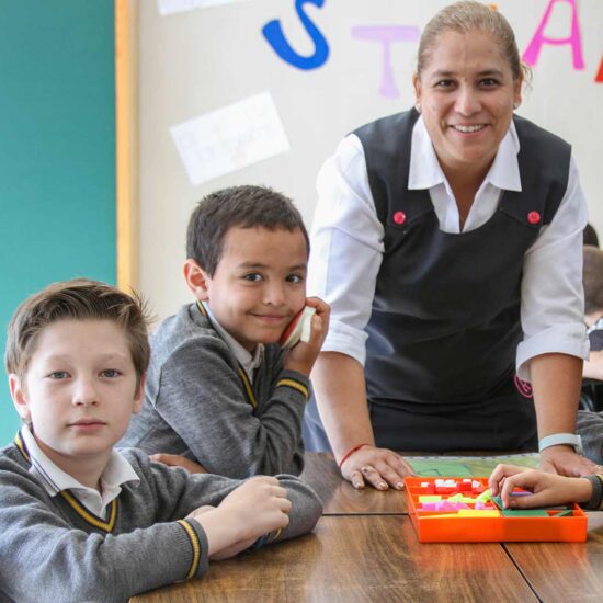 Maestra y alumnos de primaria Cumbres Veracruz