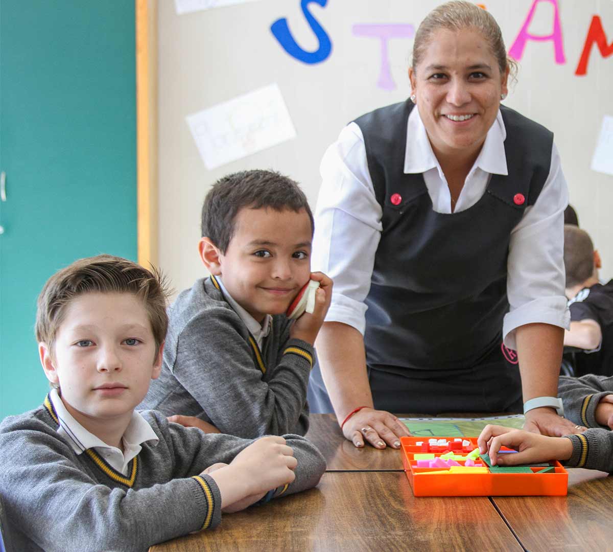 Maestra y alumnos de primaria Cumbres Veracruz