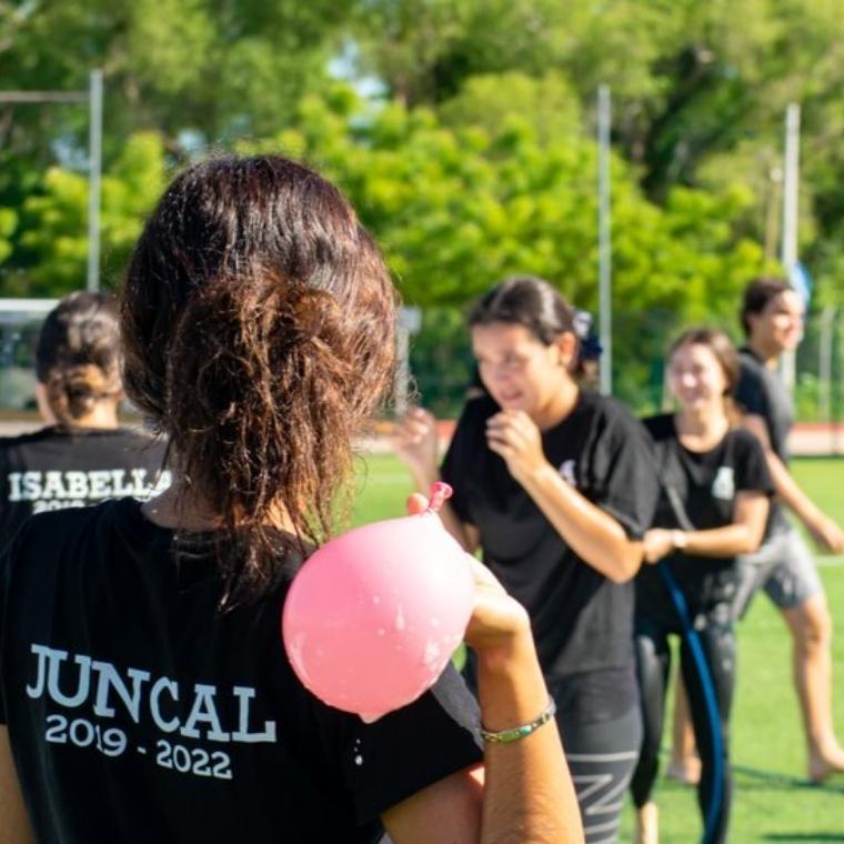 Alumnas de Cumbres Veracruz jugando con globos de agua