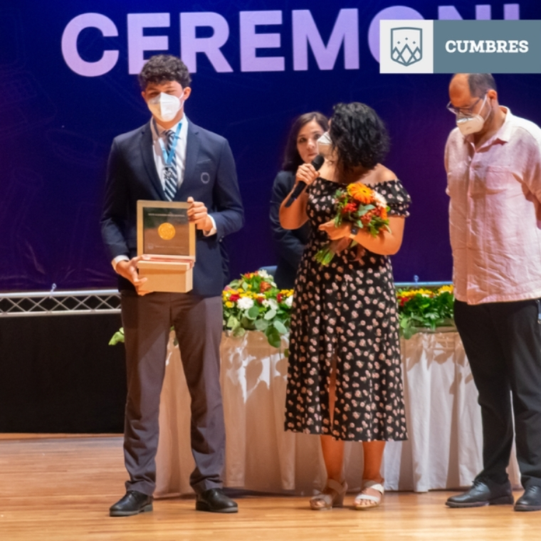 Alumno recibe reconocimiento en ceremonia de graduación Cumbres Veracruz