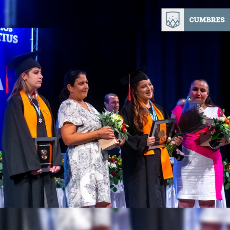 Alumnas graduadas y madres de familia posan con su reconocimiento de Cumbres Veracruz