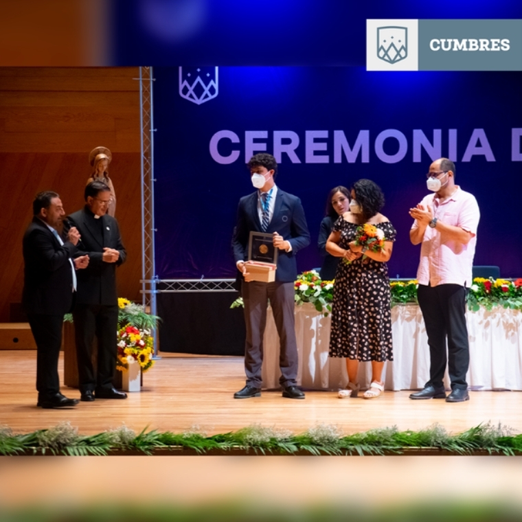 Alumno y padre de familia de Cumbres Veracruz recibiendo reconocimiento en ceremonia de graduación