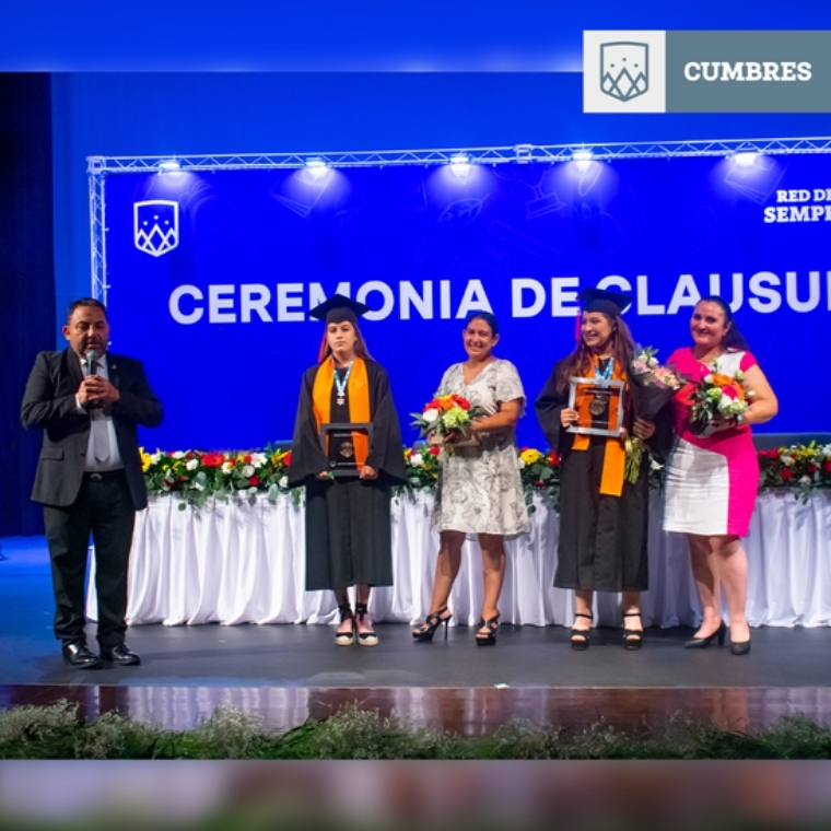 Alumnas de preparatoria Cumbres Veracruz en Ceremonia de Clausura preparatoria