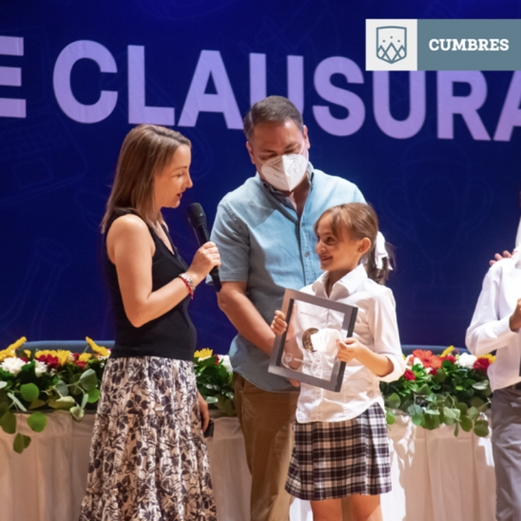 Alumna recibe reconocimiento en ceremonia de clausura Cumbres Veracruz