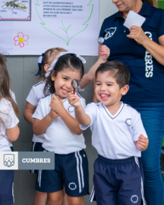 Alumno de preescolar Cumbres Veracruz jugando con lupa