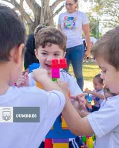 Alumnos de Cumbres Veracruz jugando con Legos